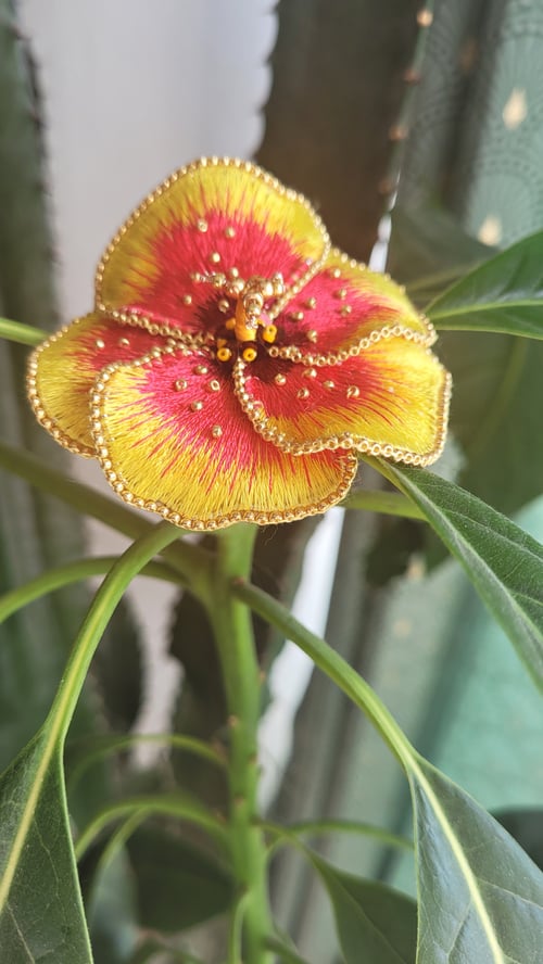 Image of broche broderie HIBISCUS