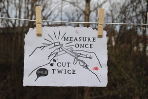 Measure once, cut twice - linogravure originale - Imprimée sur papier artisanal