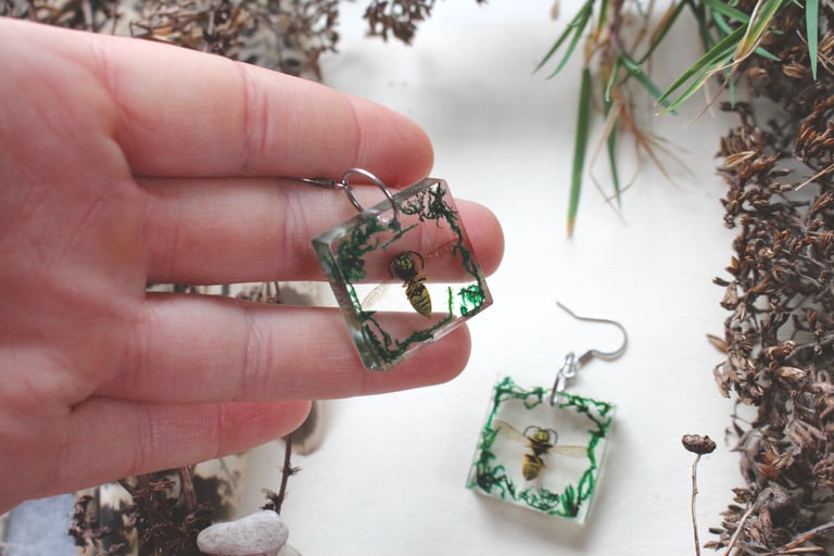 Wasp earrings Image 3
