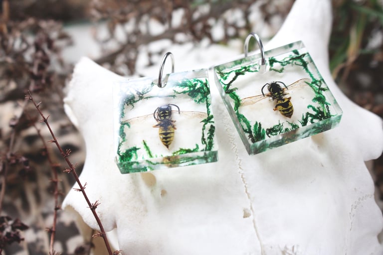 Wasp earrings Image 4