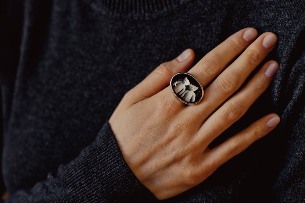 Image of "We are with you" teddy-bear’s silver ring with photo and rock crystal · UTERQUE NOSTRUM ·