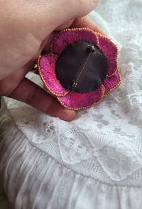Image 5 of Broche brodée Hibiscus rose