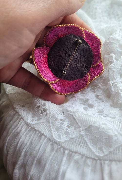 Image of Broche brodée Hibiscus rose