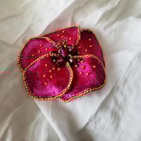 Image 3 of Broche brodée Hibiscus rose