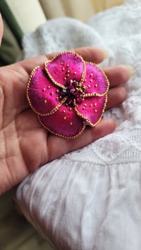 Image 4 of Broche brodée Hibiscus rose