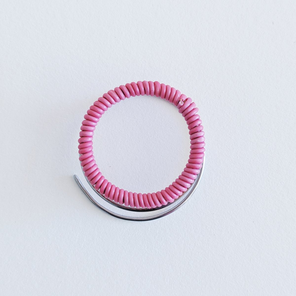 Image of Round twist-on pin - pink