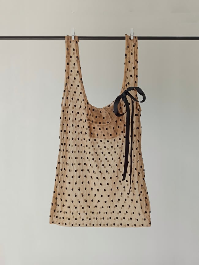 Sac en tulle beige à pois noirs