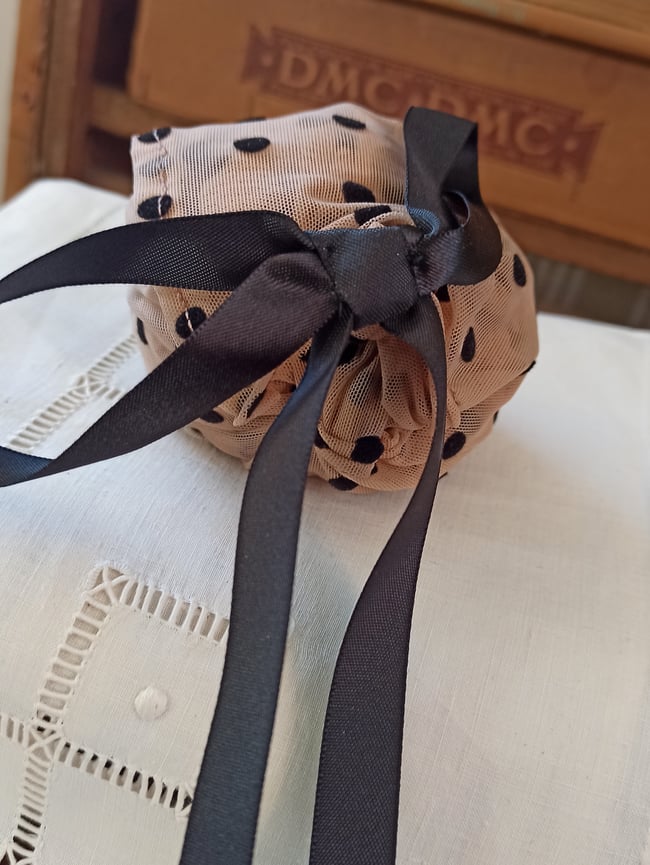 Sac en tulle beige à pois noirs