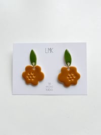 LMK x MINI LABO Paire de boucles d’oreilles céramique LILY LEAF miel