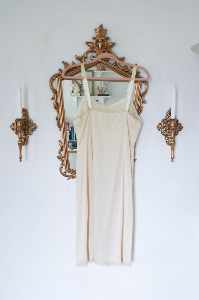 Image of Vintage 1970s Wonder Maid Cream Colored Slip (Small)