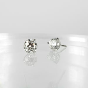 Image of 14ct white gold diamond stud earrings 2=1.62ct GSI3 total weight. PJ6008