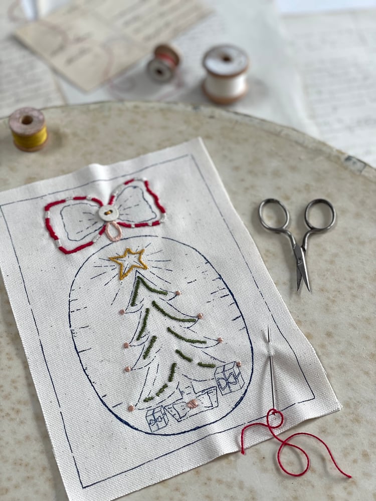 Image of Christmas Tree & Bow Embroidery Template