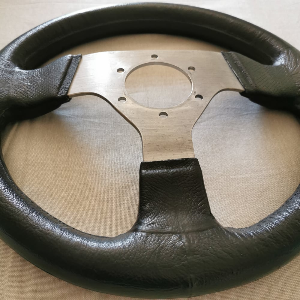 VOLANT CUIR PU NOIR ET ALU BROSSE