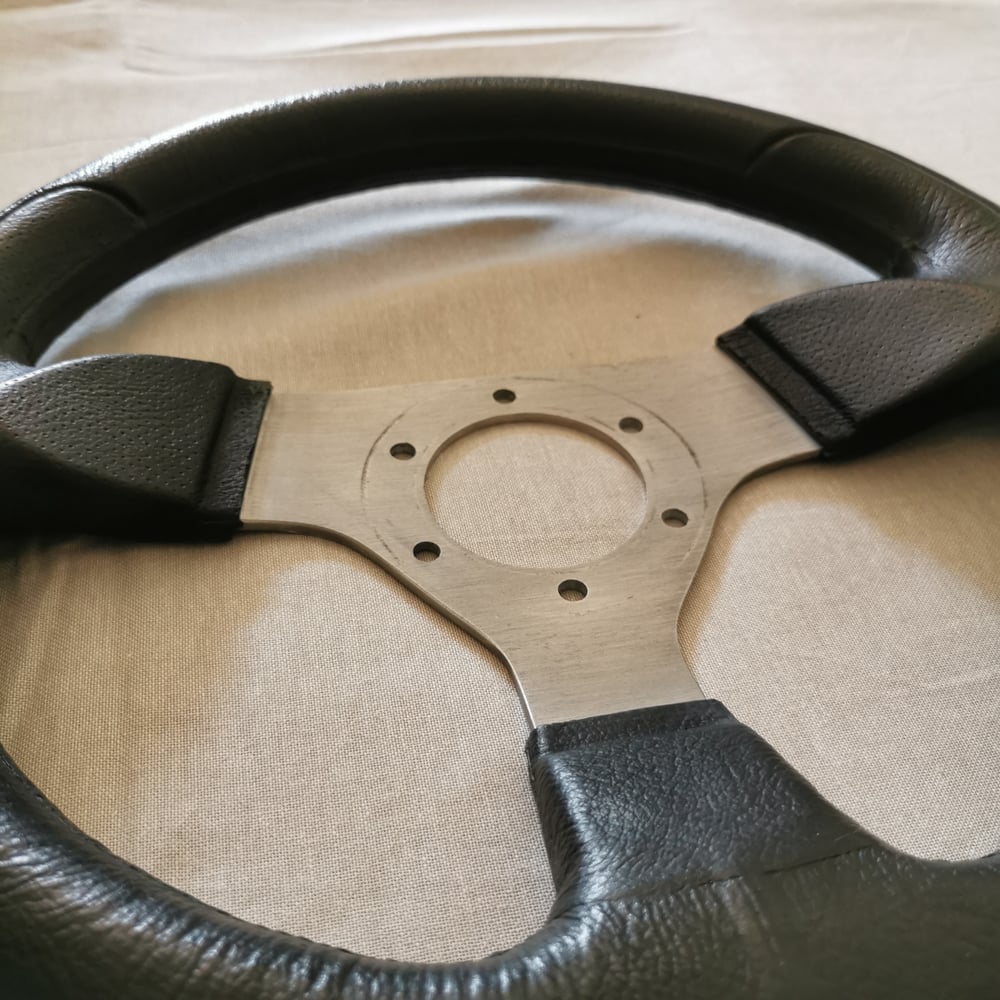 VOLANT CUIR PU NOIR ET ALU BROSSE