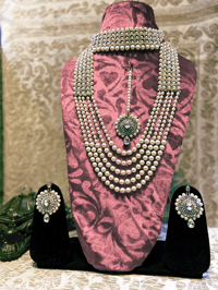 Image 2 of Romantic Radiance: White Kundan and Pearl Bridal Set - Choker Necklace, Earrings, and Tika