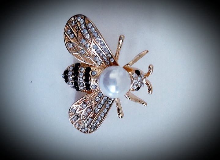 Veyofun Trendy Gold Honeybee peal Rhinestone Brooch Pins for Women Fashion  Jewelry 2021 New Brooches