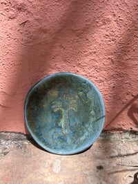 Image 2 of Mini assiette Palmtree en céramique émaillée bleue, handmade
