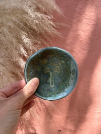 Image 4 of Mini assiette Palmtree en céramique émaillée bleue, handmade