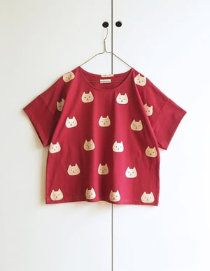 Image of Camiseta estampado cabezas de gatos fondo rojo