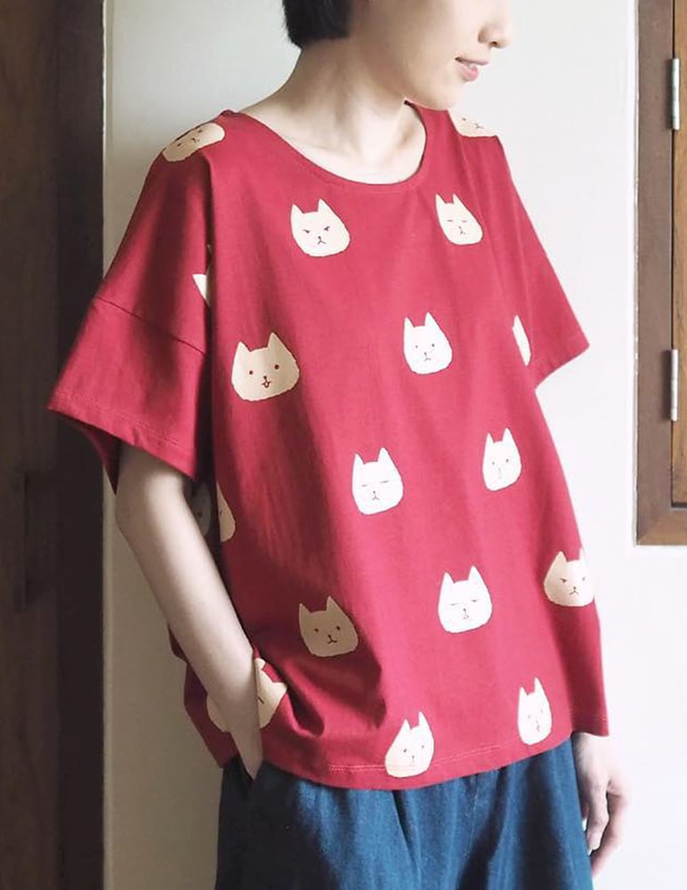 Image of Camiseta estampado cabezas de gatos fondo rojo