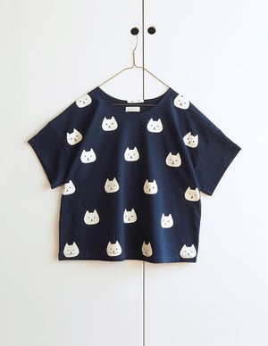Image of Camiseta estampado cabezas de gatos fondo azul