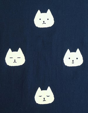 Image of Camiseta estampado cabezas de gatos fondo azul