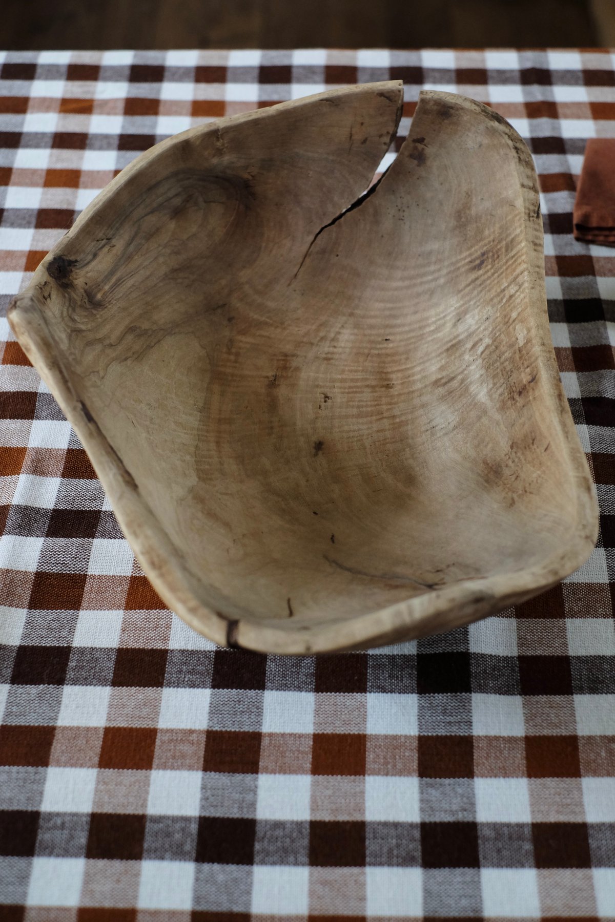 Image of Grand plat en bois sculpté main.