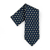 Corbata ancha de seda azul marino con estampado de veleros
