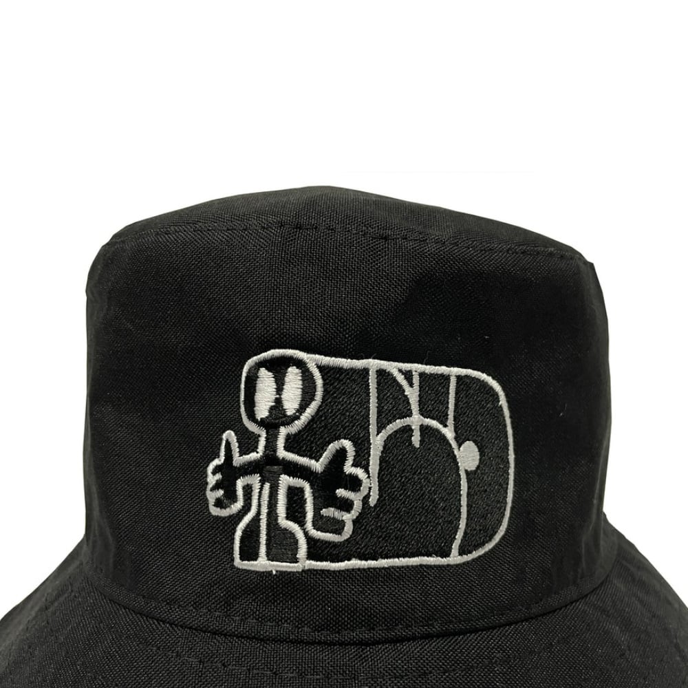Zombra - Embroidered bucket hat.