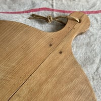 Image 5 of Grande planche ancienne ronde, en bois blond.