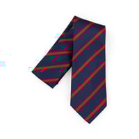 Corbata azul marino con rayas rojas