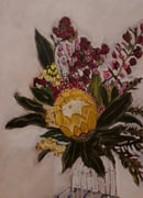 Image 4 of Vase de fleurs sur une    nappe à carreaux