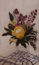 Image 1 of Vase de fleurs sur une    nappe à carreaux