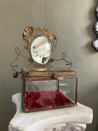 Image 10 of Très grand coffre à bijoux/reliquaire en verre biseauté, velours, miroir, XIXÈME s.