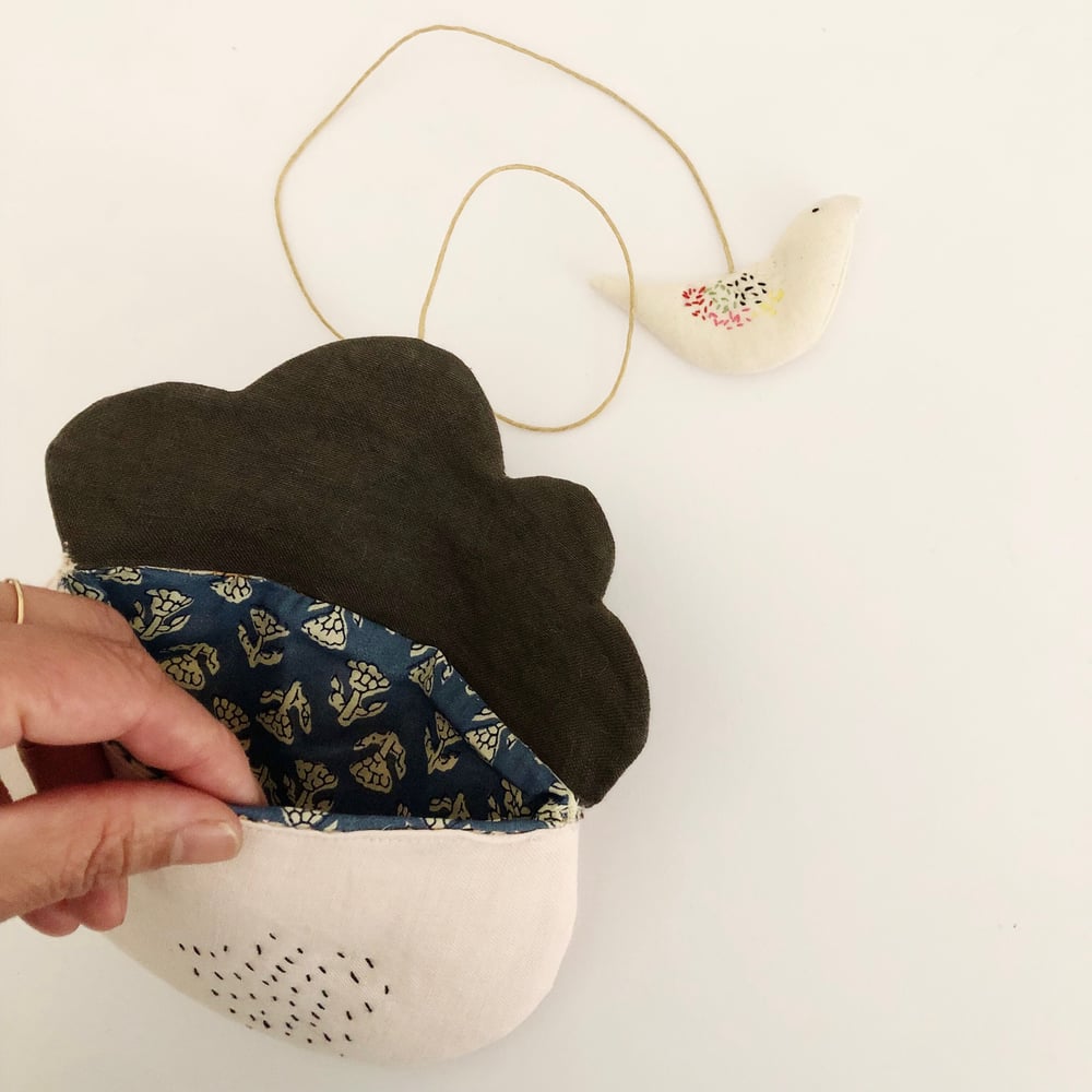 Image of « Nuageux, parfois la pluie » cloud pouch 