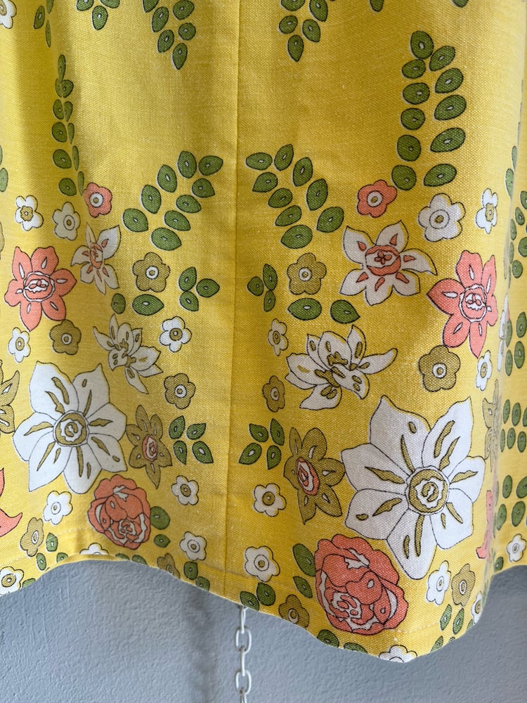 Image of Gul skjortebluse med blomster (s)