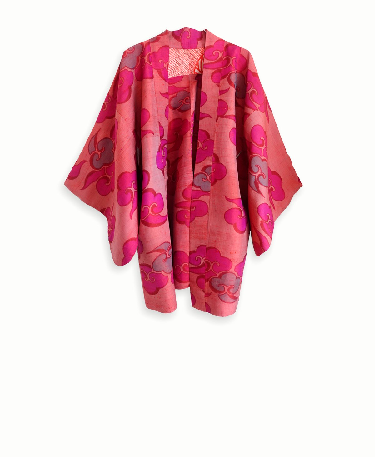 Image of Abriokos-rosa kort kimono af råsilke med skyer
