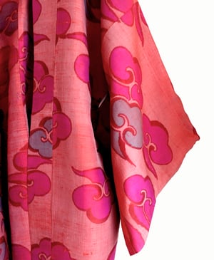 Image of Abriokos-rosa kort kimono af råsilke med skyer