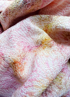 Image of Pastelfarvet kort  silkekimono med prikmønster i rosa og grønne farver