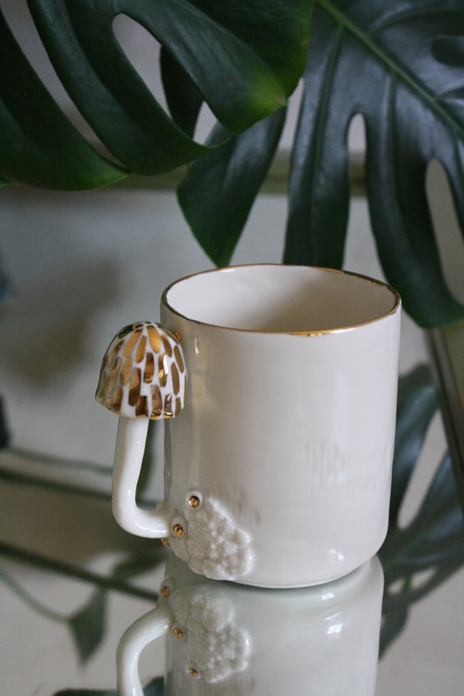 Porcelāna krūze ar sēni