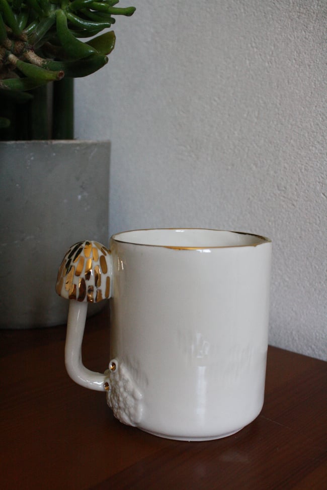 Porcelāna krūze ar sēni