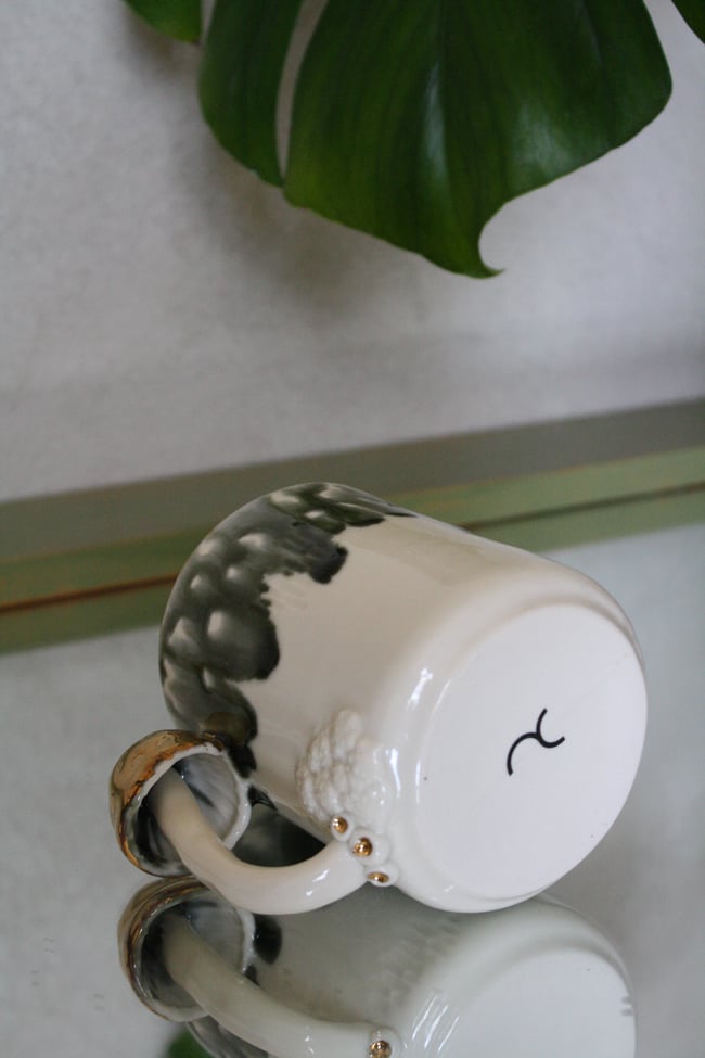 Zaļā porcelāna krūze ar sēni