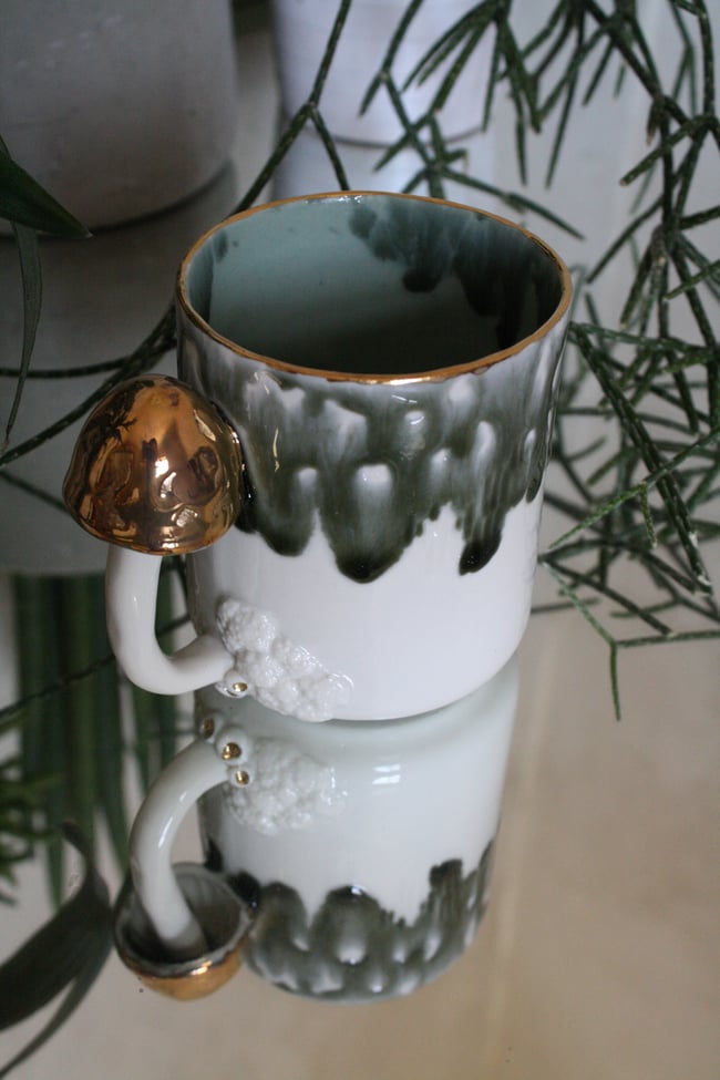 Zaļā porcelāna krūze ar sēni