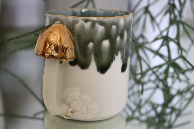 Zaļā porcelāna krūze ar sēni