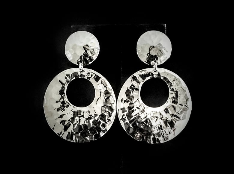 Image of Beaten Silver Queen Clip-On Earrings 