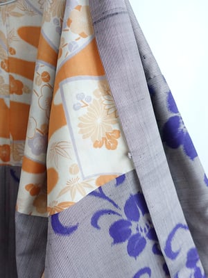 Image of Kort kimono af silke med  blå kameliablomster - vendbar