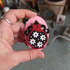 Jarre fleurie, broche en papier découpé