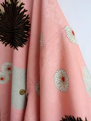Image of  Kort kimono af rosa silke med krysantemum mm.