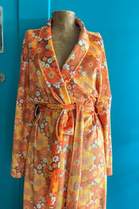 Image 2 of Velvet dreams Plush velvet robe in Pushing daisies