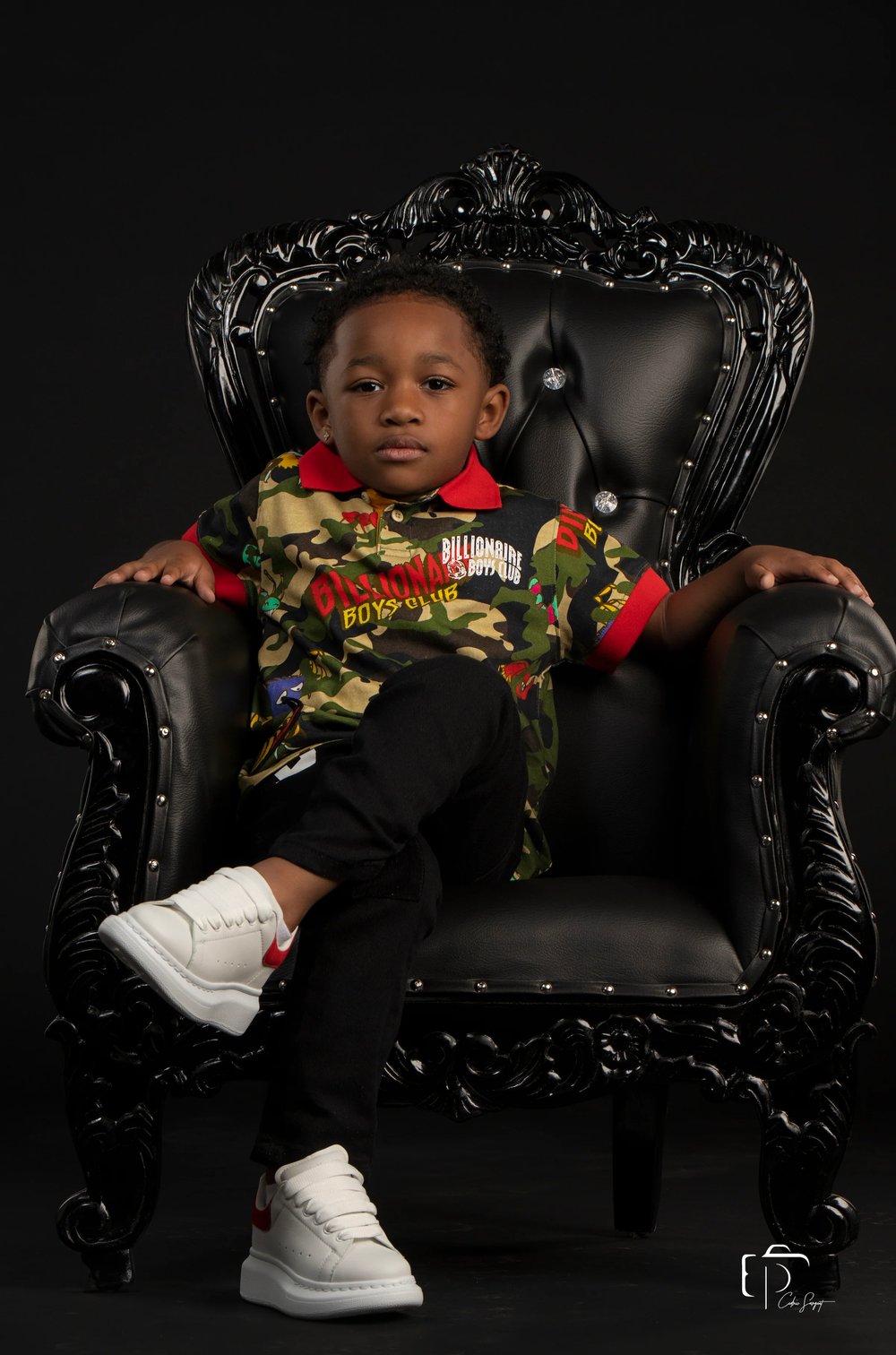 Black throne chair (Kids) ($80 base rental price)